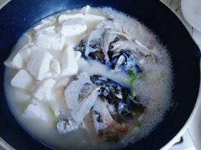 加入切好的豆腐，盐，十三香，(也可以根据个人口味调味。)建议不要过多调味，免得影响鱼头汤的鲜美，大火烧开5分钟即可。