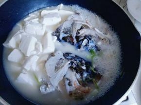 加入切好的豆腐，盐，十三香，(也可以根据个人口味调味。)建议不要过多调味，免得影响鱼头汤的鲜美，大火烧开5分钟即可。