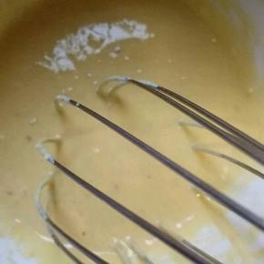 加入纯牛奶，不能太稀，也不能太干。手动打蛋器抽打均匀。