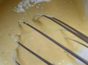 加入纯牛奶，不能太稀，也不能太干。手动打蛋器抽打均匀。