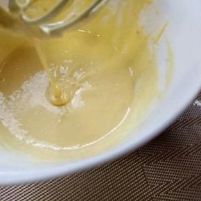 提起打蛋器面糊缓缓流下即可，盖上盖子放旁边静止10分钟。