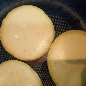 不粘锅中刷上少许玉米油，热锅冷油，用汤勺盛一勺面糊，倒入锅中，转小火慢煎。煎至熟，微黄即可。