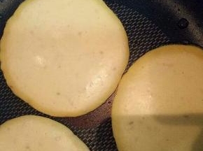 不粘锅中刷上少许玉米油，热锅冷油，用汤勺盛一勺面糊，倒入锅中，转小火慢煎。煎至熟，微黄即可。