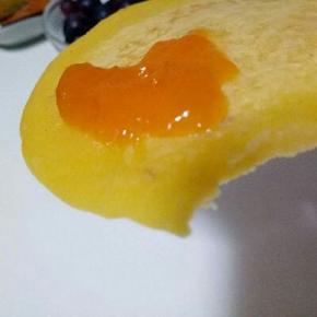 宝贝喜欢这样吃，放上果酱(杏果酱，前几天做的)