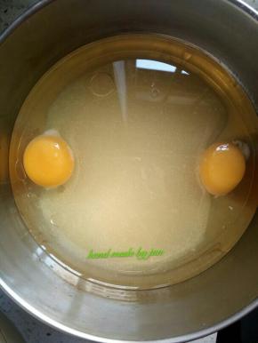 把鸡蛋和白砂糖放入玉米油