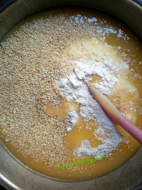 将乳化好的油倒进过筛好的低粉和玉米面里，撒上白芝麻