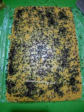 用刀整好形，刷上蛋液，撒上黑芝麻