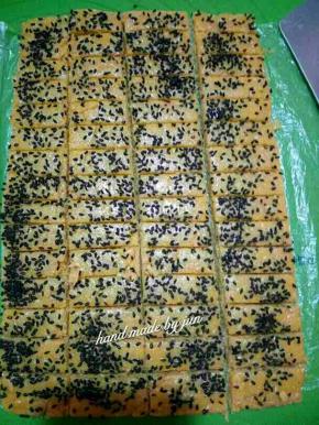 切成长约4厘米，宽1厘米，厚0.8厘米的长条