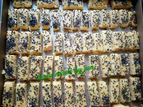 小心的码入烤盘~~烤箱预热上下火200度，烘烤22分钟