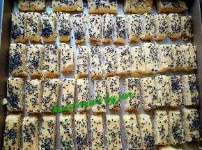 小心的码入烤盘~~烤箱预热上下火200度，烘烤22分钟
