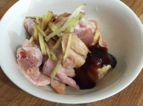 5. 生抽，盐，蚝油，生姜，腌制20分钟