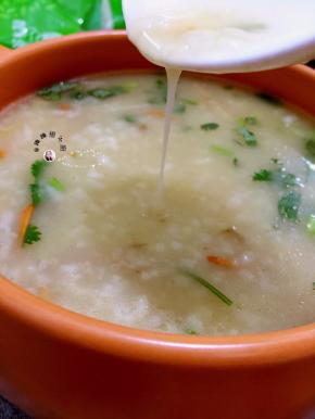 9. 煮好的粥浓稠，香滑，口感真的超级棒的，调味后即可