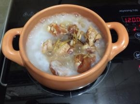 8. 加入鸡块继续煮