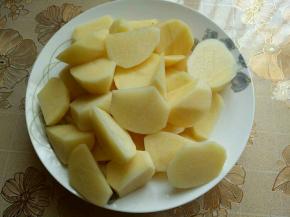 土豆去皮，切块，用冷水冲洗。