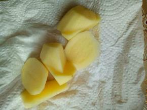 用厨房用纸擦干水份。