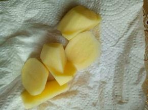 用厨房用纸擦干水份。