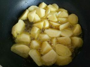 锅中加入油，油温7成时下去土豆块，中火炸至金黄。