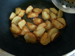 炸至金黄，捞出，把油锅温度升高。