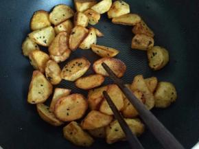 加入盐，孜然，十三香，熟芝麻。