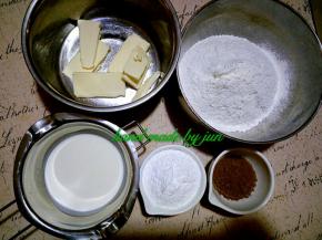 准备好食材，低粉和可可粉需过筛