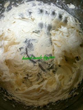 分次加入糖粉和加热的淡奶油到黄油里进行打发
