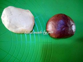 分150克面团出来，剩下的加可可粉进去拌均匀