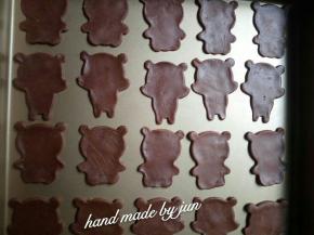 先把身体都压好，摆烤盘