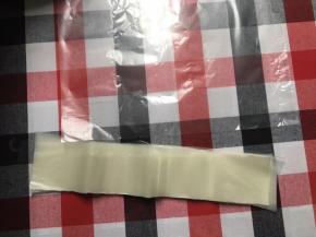 10张糯米纸剪成条状，最好剪几条相对窄点的，做裙子上部分