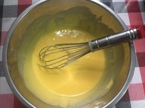 搅拌均匀的蛋黄糊是很细腻漂亮的