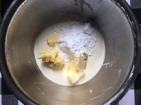 制作奶油霜，黄油软化后加入淡奶油和糖粉，用打蛋器搅打均匀