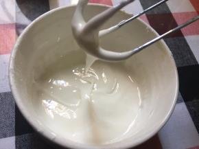 蛋白，柠檬汁，糖粉，搅拌均匀，至提起打蛋头滴落不会消失状态