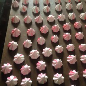 在油布上挤好 动作快一点 最好戴手套 减少消泡