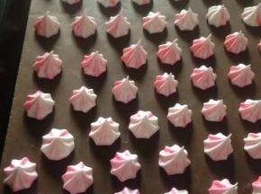 在油布上挤好 动作快一点 最好戴手套 减少消泡