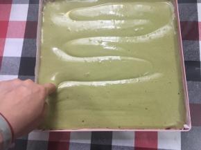 重点，用手指在面糊上走“Z”型贪食蛇，从头走到尾，不要断开！然后烤盘90度转过来，再走一次“Z”型贪食蛇，一共2次！