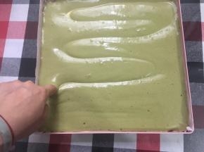 重点，用手指在面糊上走“Z”型贪食蛇，从头走到尾，不要断开！然后烤盘90度转过来，再走一次“Z”型贪食蛇，一共2次！