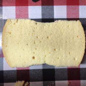 剩下2片车身蛋糕片叠在一起，切去多余蛋糕，做出车的“小腰”