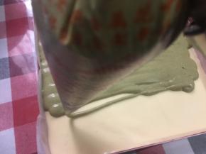 重点，用手指在面糊上走“Z”型贪食蛇，从头走到尾，不要断开！然后烤盘90度转过来，再走一次“Z”型贪食蛇，一共2次！