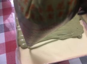 重点，用手指在面糊上走“Z”型贪食蛇，从头走到尾，不要断开！然后烤盘90度转过来，再走一次“Z”型贪食蛇，一共2次！