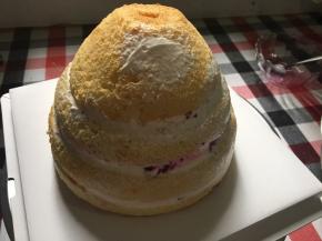 4张蛋糕片，3层水果奶油层，把芭比裙子堆整好，放冰箱冷藏备用