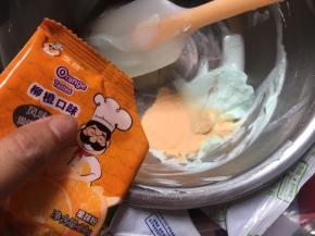 剩一点点淡奶油，加入柳橙果味粉进行调色
