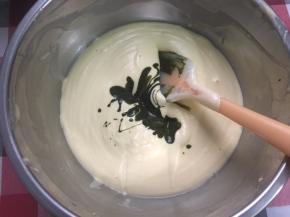 蛋糕糊混合均匀后，倒出150g蛋糕糊加入之前弄好的抹茶液，切拌与翻拌混合均匀