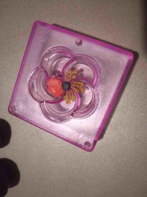 取1克的牛奶味桃山皮，加一点儿红色色素（用牙签粘一点点就足够了），将桃山皮调成红色后按入“阳晨和果子模具”种，另取黄色（台式桃山皮）棕色（咖啡桃山皮）如同按入模具中。