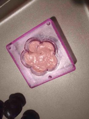 去24克白色（牛奶桃山皮）加粉红色色素（用牙签粘一点点，慢慢调配，直到调到满意颜色）调成粉红色，取4克左右如图所示的样子铺入“阳晨和果子模具”中。