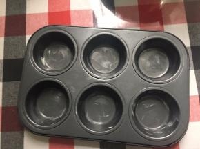 模具涂上薄薄一层黄油，方便脱模（这是配方外的黄油哦！）