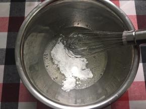 再加入入糖粉搅拌（我怕细砂糖难溶解，所以先搅拌好再下糖粉）