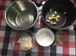 准备好所有需要的材料，水怡和蜂蜜一起，细砂糖和糖粉一起，杏仁粉和低粉一起，没关系的（主要是想省洗几个小碗）