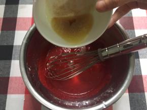 分3次在面糊中加入焦化好的黄油，并搅拌均匀（焦化好的黄油会有油渣，倒的时候不要把油渣倒进去面糊）