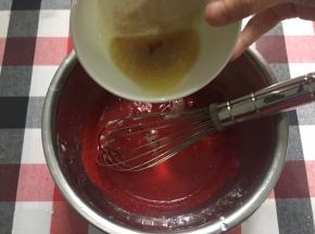 分3次在面糊中加入焦化好的黄油，并搅拌均匀（焦化好的黄油会有油渣，倒的时候不要把油渣倒进去面糊）