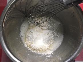 加入低粉和杏仁粉，搅拌均匀（低粉和杏仁粉提前过筛2次）