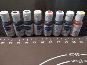 各种颜色色素大集合。（我是很讨厌用色素的，但天然食材的颜色又有局限。本次色素用量相当少，可以放心的食用）